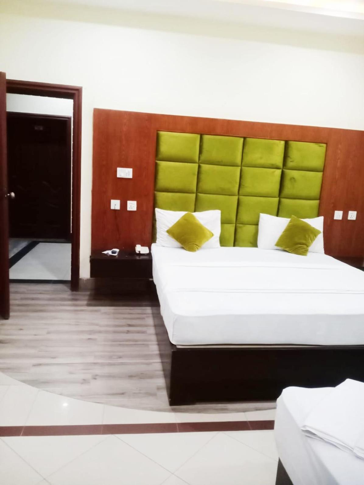 Hotel Pak Continental Multan Ngoại thất bức ảnh